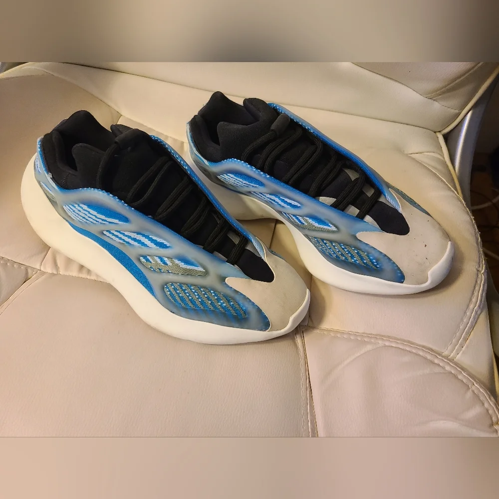 Adidas Yeezy 700 V3 Sneakers
